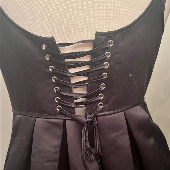 Elegant Black Pleated Dress - Picture 5 of 6